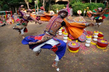 Navratri 2017: People gear up for Navratri celebrations with shopping and Garba across India | Lifestyle Gallery News - The Indian Express Navratri 2017: People gear up for Navratri celebrations with shopping and Garba across India | Lifestyle Gallery News - The Indian Express