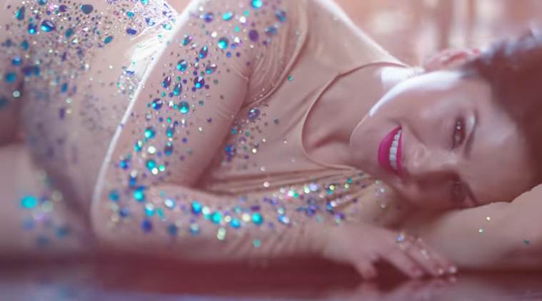 Sunny Leone Sexy Advance Videos - Loca Loca video song: Sunny Leone is the only good thing about Raftaar's  party number | Entertainment News,The Indian Express
