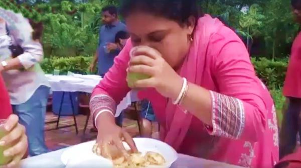 pani puri challenge, gol gappas, golgappa challenge, aunty eating golgappa, woman eating golgappa, woman crushes pani puri, indian express, indian express news