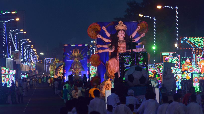 durga puja, durga puja 2017, kolkata durga puja, kolkata pujo carnival, Kolkata durga parade, mamata banerjee, U-17 FIFA world club, lifestyle news, indian express