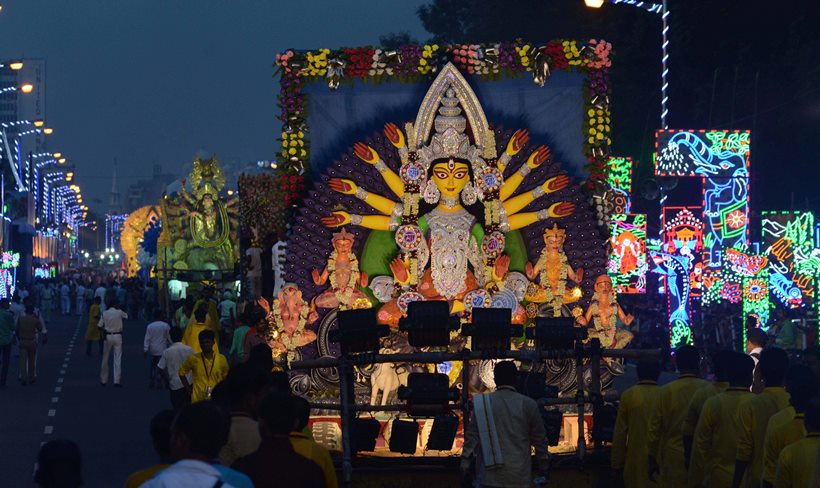 durga puja, durga puja 2017, kolkata durga puja, kolkata pujo carnival, Kolkata durga parade, mamata banerjee, U-17 FIFA world club, lifestyle news, indian express