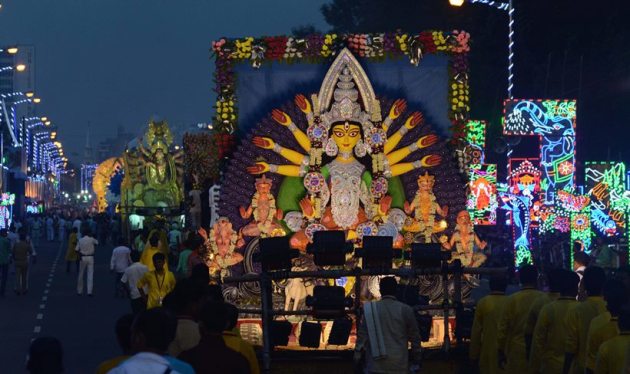 Durga Puja 2017: Kolkata’s pujo ends with a grand carnival | Lifestyle ...