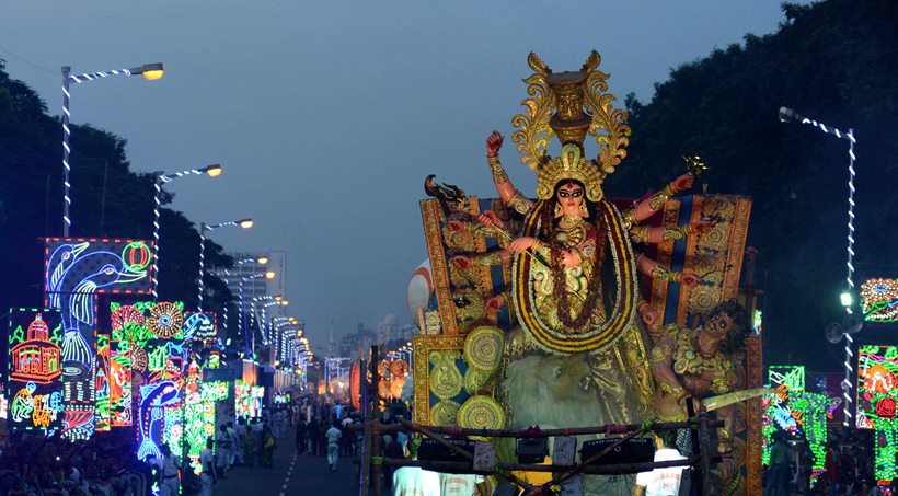 durga puja, durga puja 2017, kolkata durga puja, kolkata pujo carnival, Kolkata durga parade, mamata banerjee, U-17 FIFA world club, lifestyle news, indian express