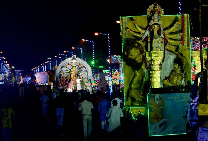 durga puja, durga puja 2017, kolkata durga puja, kolkata pujo carnival, Kolkata durga parade, mamata banerjee, U-17 FIFA world club, lifestyle news, indian express