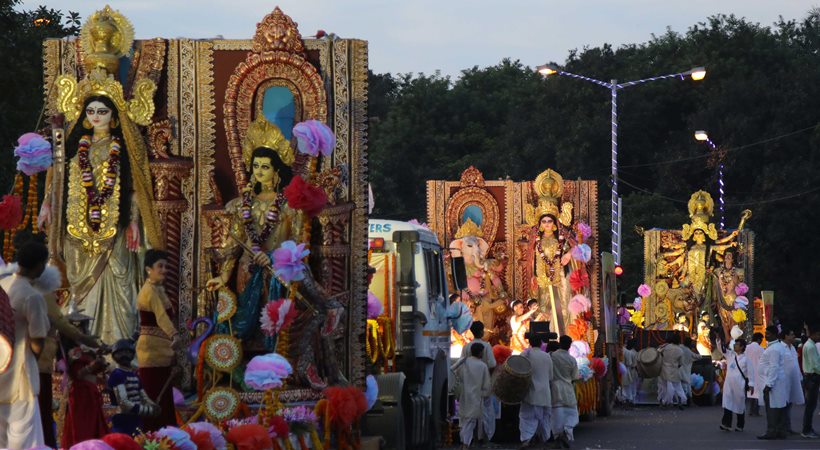 durga puja, durga puja 2017, kolkata durga puja, kolkata pujo carnival, Kolkata durga parade, mamata banerjee, U-17 FIFA world club, lifestyle news, indian express