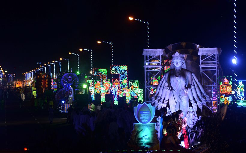 durga puja, durga puja 2017, kolkata durga puja, kolkata pujo carnival, Kolkata durga parade, mamata banerjee, U-17 FIFA world club, lifestyle news, indian express