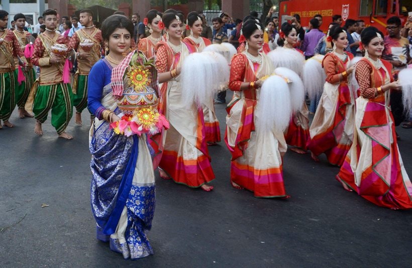 durga puja, durga puja 2017, kolkata durga puja, kolkata pujo carnival, Kolkata durga parade, mamata banerjee, U-17 FIFA world club, lifestyle news, indian express