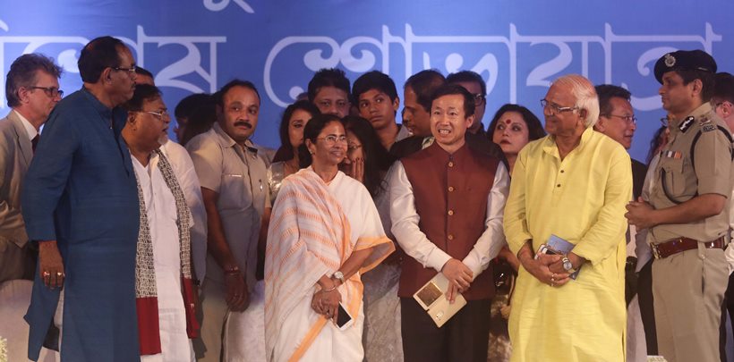 durga puja, durga puja 2017, kolkata durga puja, kolkata pujo carnival, Kolkata durga parade, mamata banerjee, U-17 FIFA world club, lifestyle news, indian express