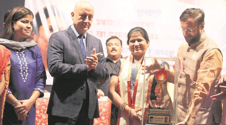 anupam kher, anupam kher ftii, national anthe, national anthem in theatre, triple talaq, shayara bano, Pramod Mahajan Memorial award, poonam mahajan, bjp, pune