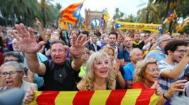 Catalonia referendum, Barcelona, Barcelona Spain dispute, Catalan, Catalonia, Catalonia protests, Catalonia protest pictures, Spain Catalonia dispute, Carles Puigdemont, spain pictures, spain political unrest, indian express