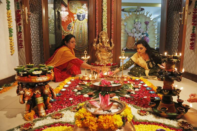 Happy Diwali 2017: Stunning Photos Of Diwali Celebrations With Lakshmi ...