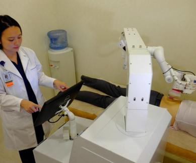 Surgeons, machine-assisted surgery, Stanford University, kidney cancer, laproscopy, invasive procedure, radical nephrectomy, surgical robots, 3-D high-resolution cameras, technically challenging surgeries, procedure time, hospital costs, physicians