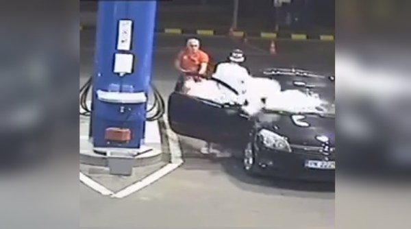 petrol pump employee uses fire extinguisher to blow out cigarette, employee blows out cigarette, guy smoking at petrol pump, Indian express, Indian express news