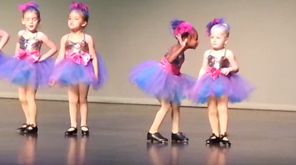cute girls dancing, cute girls dancing video, cute girls dance recitals, preschool dance recitals, preschool dance performance, social media viral, viral video, indian express, indian express news