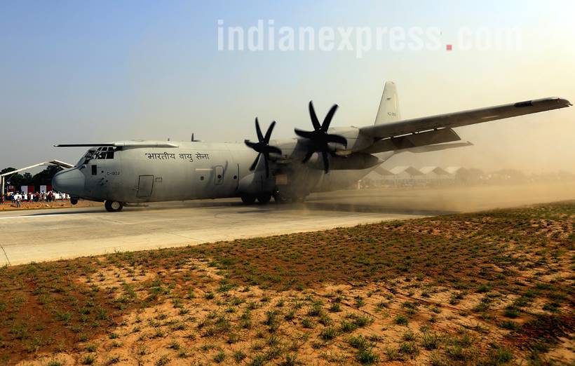 expressway IAF jets, emergency landing pics, Agra-Lucknow Expressway photos, expressway pics, sukhoi photos