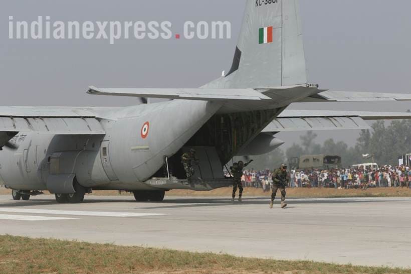 expressway IAF jets, emergency landing pics, Agra-Lucknow Expressway photos, expressway pics, sukhoi photos