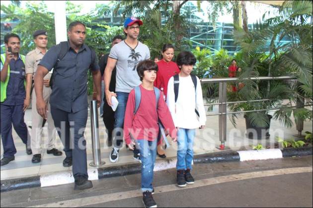 hrithik roshan sons, hrehaan roshan, hridhaan roshan, hrehaan hridhaan, hrithik roshan photo with sons, hrithik roshan