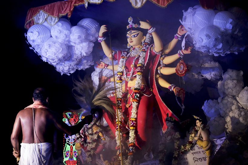 durga puja, durga puja 2017, kolkata durga puja, kolkata pujo carnival, Kolkata durga parade, mamata banerjee, U-17 FIFA world club, lifestyle news, indian express