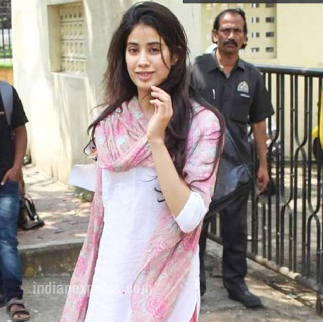 Janhvi Kapoor, Janhvi Kapoor latest photos, Janhvi Kapoor fashion, Sara Ali Khan, Sara Ali Khan latest photos, Sara Ali Khan fashion.