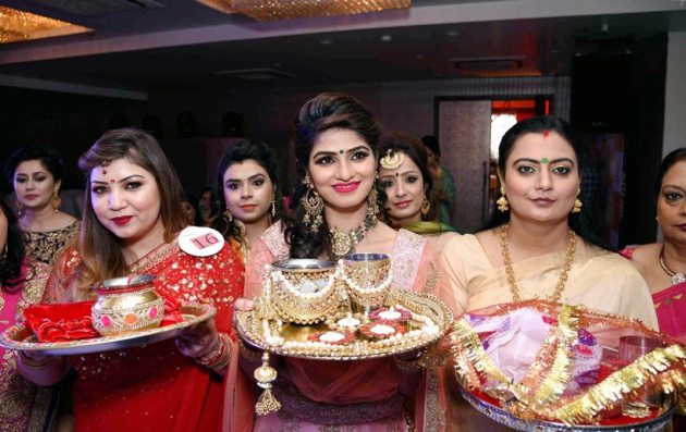 karva chauth, karwa chauth, karva chauth 2017, karwa chauth 2017, karva chauth photos, karva chauth images, karva chauth celebrations, karva chauth women celebrating, karva chauth women vrat, karva chauth fasting, indian express, indian express news