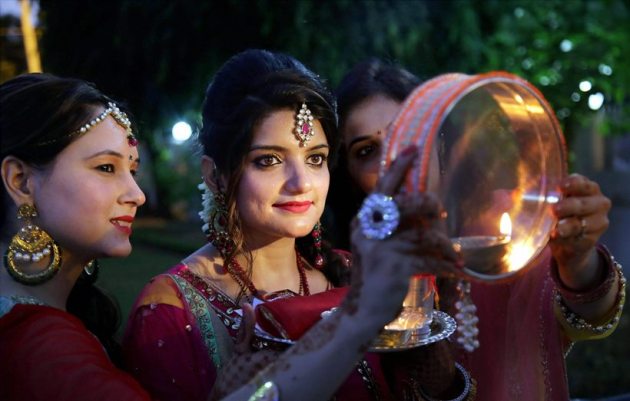 karva chauth, karwa chauth, karva chauth 2017, karwa chauth 2017, karva chauth photos, karva chauth images, karva chauth celebrations, karva chauth women celebrating, karva chauth women vrat, karva chauth fasting, indian express, indian express news