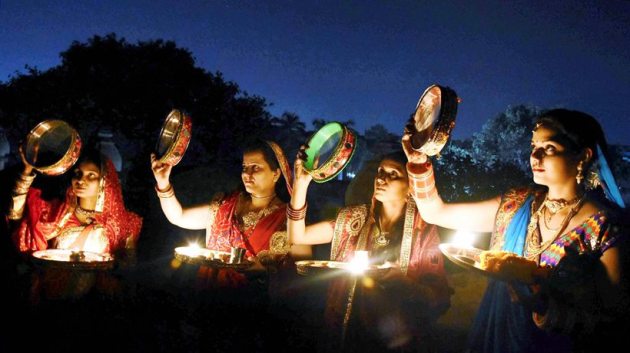 karva chauth, karwa chauth, karva chauth 2017, karwa chauth 2017, karva chauth photos, karva chauth images, karva chauth celebrations, karva chauth women celebrating, karva chauth women vrat, karva chauth fasting, indian express, indian express news