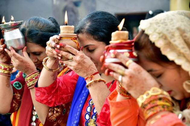 karva chauth, karwa chauth, karva chauth 2017, karwa chauth 2017, karva chauth photos, karva chauth images, karva chauth celebrations, karva chauth women celebrating, karva chauth women vrat, karva chauth fasting, indian express, indian express news