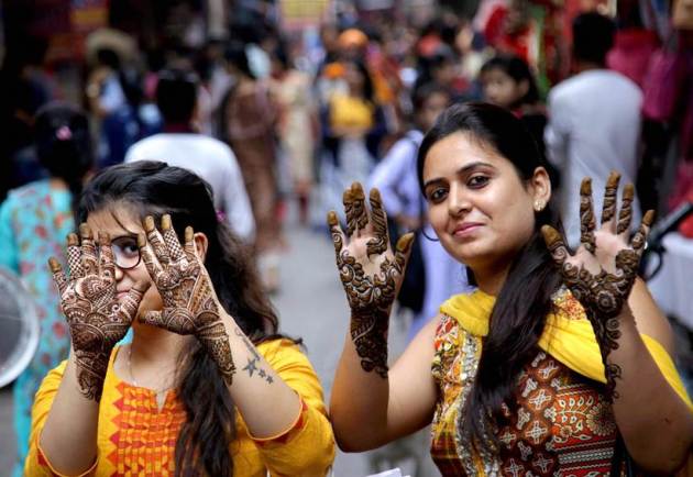 karva chauth, karwa chauth, karva chauth 2017, karwa chauth 2017, karva chauth photos, karva chauth images, karva chauth celebrations, karva chauth women celebrating, karva chauth women vrat, karva chauth fasting, indian express, indian express news