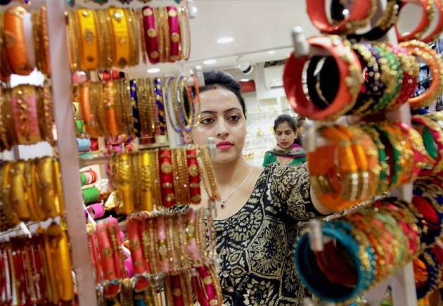 karva chauth, karwa chauth, karva chauth 2017, karwa chauth 2017, karva chauth photos, karva chauth images, karva chauth celebrations, karva chauth women celebrating, karva chauth women vrat, karva chauth fasting, indian express, indian express news