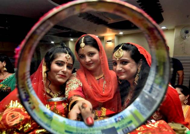 karva chauth, karwa chauth, karva chauth 2017, karwa chauth 2017, karva chauth photos, karva chauth images, karva chauth celebrations, karva chauth women celebrating, karva chauth women vrat, karva chauth fasting, indian express, indian express news