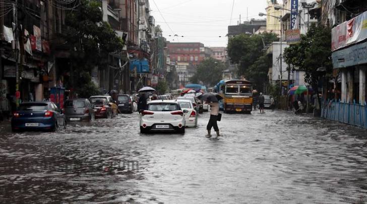 Heavy Rains In Kolkata Cause Water Logging And Traffic Snarls: See Pics 