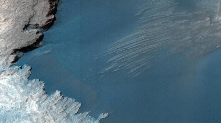 Water, Mars, ancient Mars, water on Mars, Brown University, lakebeds, water-carved valleys, Martian geology, glaciers, meltwater, Mars climate model, cold and icy Mars, greenhouse warming, carbon dioxide atmosphere, Martian atmosphere