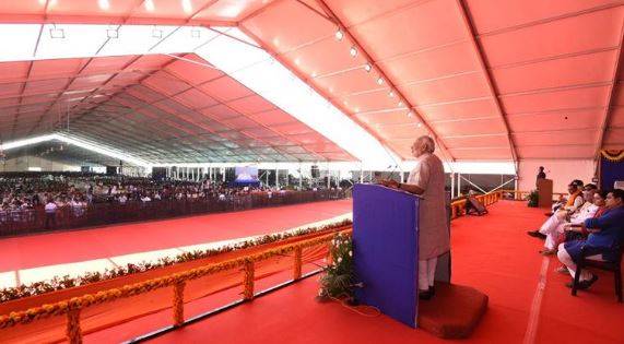 narendra modi photos, pm modi photo, modi gujarat pics, modi in vadnagar, modi vadnagar pics, vadnagar modi images, pm modi hometown, modi ground thimping pic, indian express