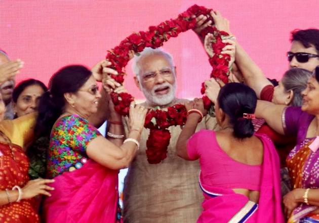 narendra modi photos, pm modi photo, modi gujarat pics, modi in vadnagar, modi vadnagar pics, vadnagar modi images, pm modi hometown, modi ground thimping pic, indian express
