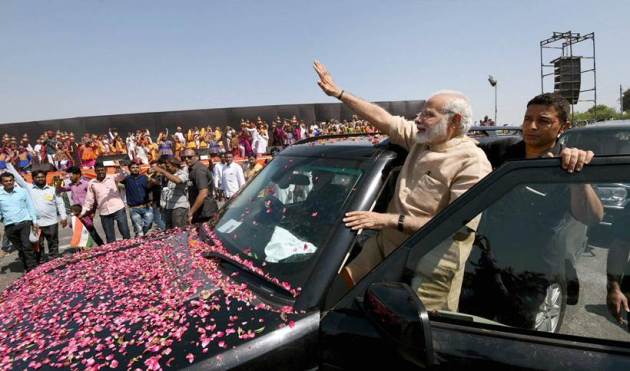 narendra modi photos, pm modi photo, modi gujarat pics, modi in vadnagar, modi vadnagar pics, vadnagar modi images, pm modi hometown, modi ground thimping pic, indian express