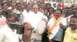 Solapur powerloom owners, Solapur powerloom owners strike, Solapur workers strike, Solapur powerloom workers strike, mumbai news, latest mumbai news, indian express, indian express news