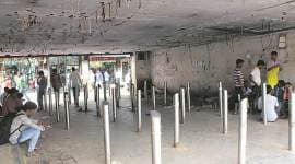 mumbai hawkers mumbai railway station, hawker removal, bmc, town vending committee, mns worker remove hawkers, indian express