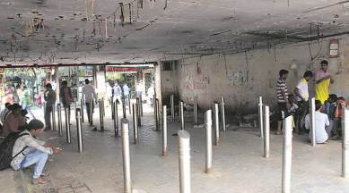 mumbai railway station, hawker removal, bmc, town vending committee, mns worker remove hawkers, indian express