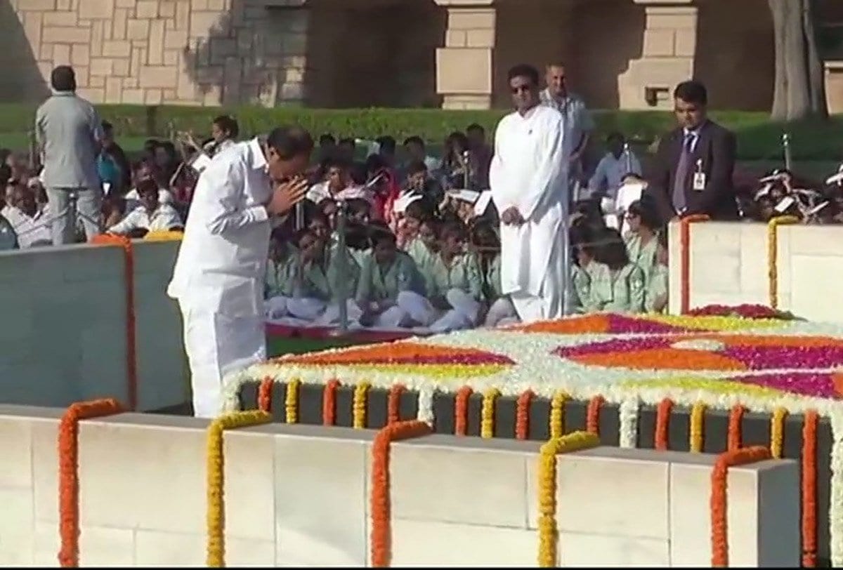 Gandhi Jayanti 2017, Gandhi Jayanti 2017 Pics, Gandhi Jayanti photos, Shastri Jayanti, Shastri Jayanti pics, 2nd october pics, Mahatama Gandhi, Lal Bahadur Shastri, Narendra Modi, Venkaiah Naidu, Ram Nath Kovind, Rajghat, Gandhi samadhi pics, Indian Express photos