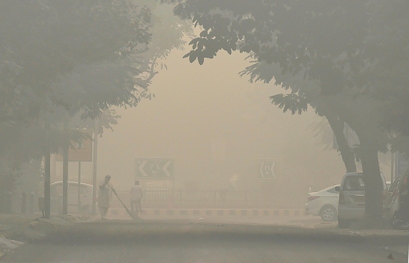 delhi air pollution, Diwali 2017, Delhi air quality, Delhi chokes, Delhi smog, smog, firecrackers ban, Supreme Court ban on crackers, #CrackerBanHitOrMiss, diwali pollution, delhi pollution, mumbai pollution