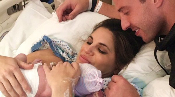 news anchor water broke, pregnant news anchor, news anchor water broke on air, news anchor nbc, pregnant news anchor, indian express, indian express news