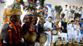 Rahul Gandhi in Gujarat, Rahul Gandhi tribal dance, rahul gandhi tribal dance photos, rahul gandhi in bodeli, Rahul Gandhi Gujarat visit, Rahul Gandhi news, indian express news