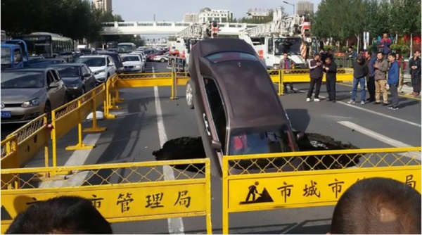 Rolls-Royce, Rolls-Royce car, Rolls-Royce car accident, Rolls-Royce Phantom, China Rolls-Royce accident, Harbin, luxurious cars, Heilongjiang, car accident, social media viral, viral videos, Indian express, Indian express news