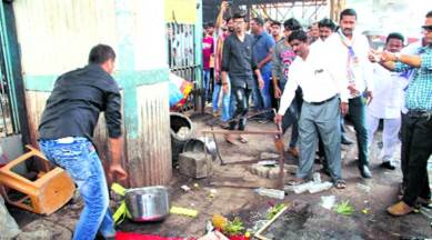 mumbai hawker attack, mumbai railway station, mns worker remove roadside stalls, maharashtra navnirman sena, thane, kalyan, dombivali station, mumbai news, indian express
