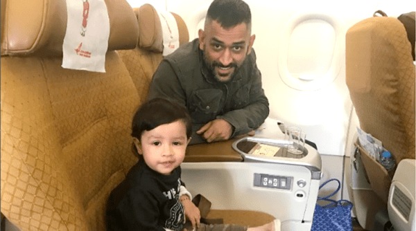 MS Dhoni, ziva dhoin, ziva, ziva cooking roti, ziva making roti