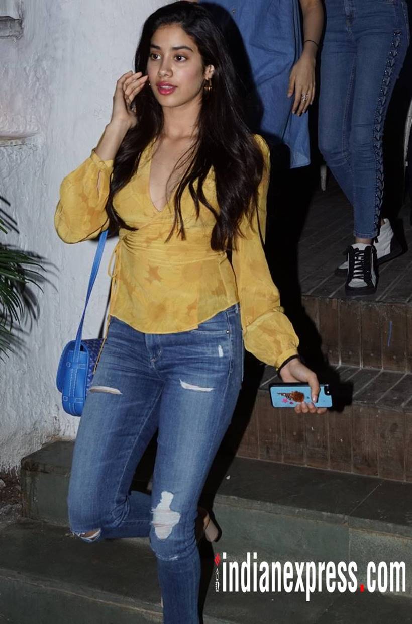 Janhvi Kapoor, Janhvi Kapoor latest photos, Janhvi Kapoor fashion, Sara Ali Khan, Sara Ali Khan latest photos, Sara Ali Khan fashion.