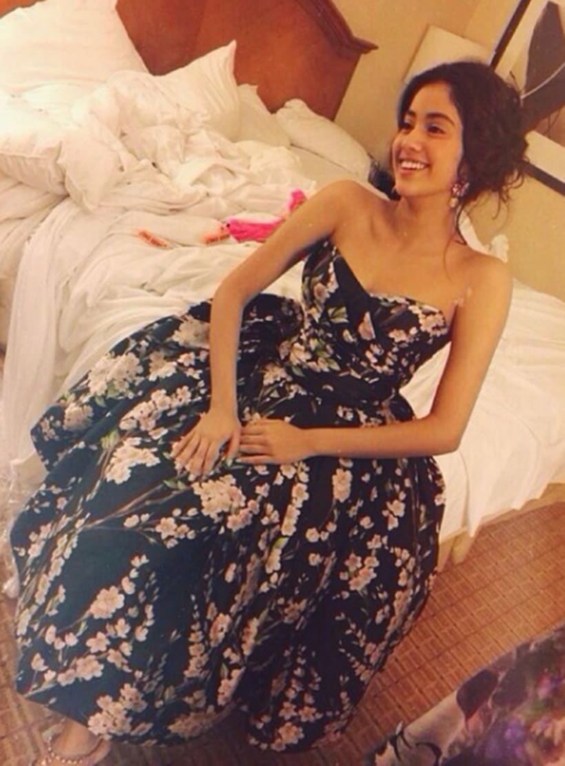 Janhvi Kapoor, Janhvi Kapoor latest photos, Janhvi Kapoor fashion, Sara Ali Khan, Sara Ali Khan latest photos, Sara Ali Khan fashion.