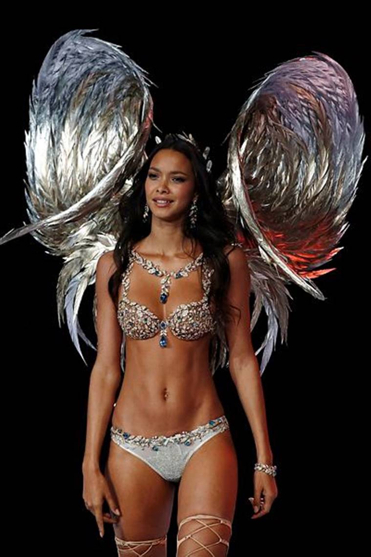 Victoria's Secret Angel Lais Ribeiro Models Fantasy Bra in Strange Top