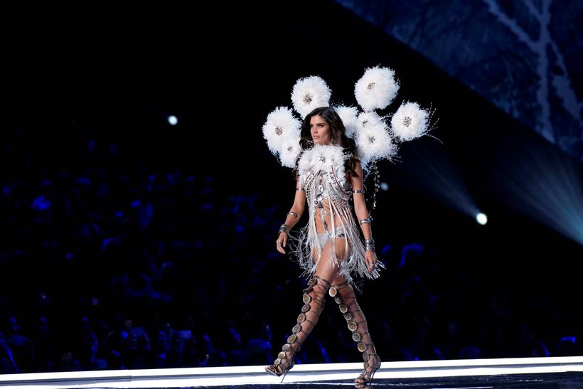 victoria's secret, victoria's secret annual show 2017, victoria's secret annual show in china, bella hadid in victoria's secret show, models walking for victoria's secret annual show, indian express, indian express news
