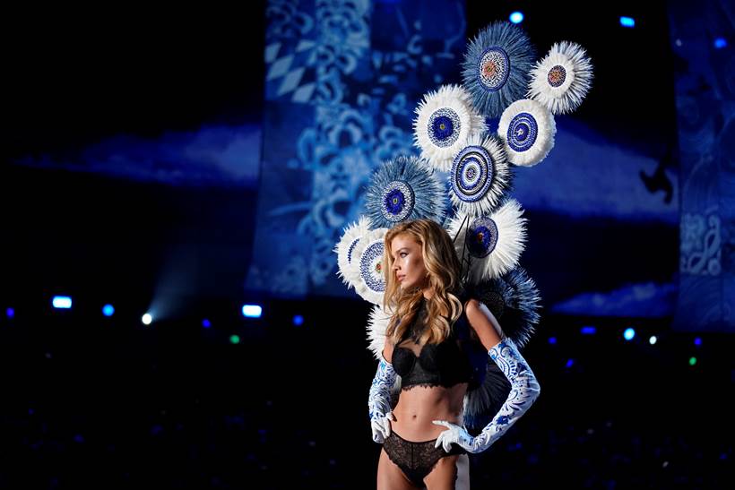 victoria's secret, victoria's secret annual show 2017, victoria's secret annual show in china, bella hadid in victoria's secret show, models walking for victoria's secret annual show, indian express, indian express news